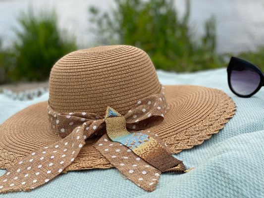 Armband Diana plat liggend op een hoed